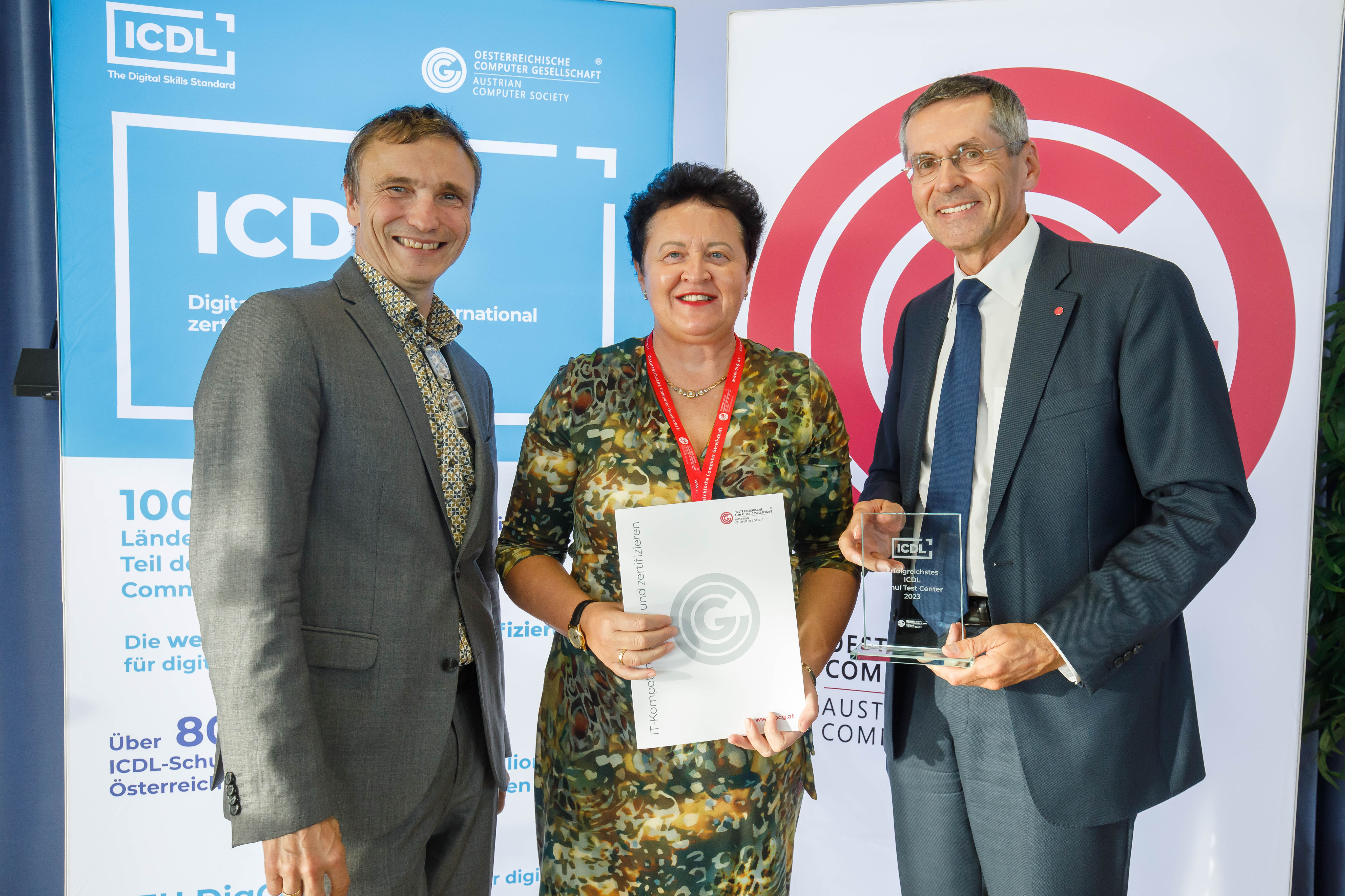 Hildegard Prem, Technische Fachschule Haslach, bei der Urkundenübergabe mit Roland Bieber und Wilfried Seyruck