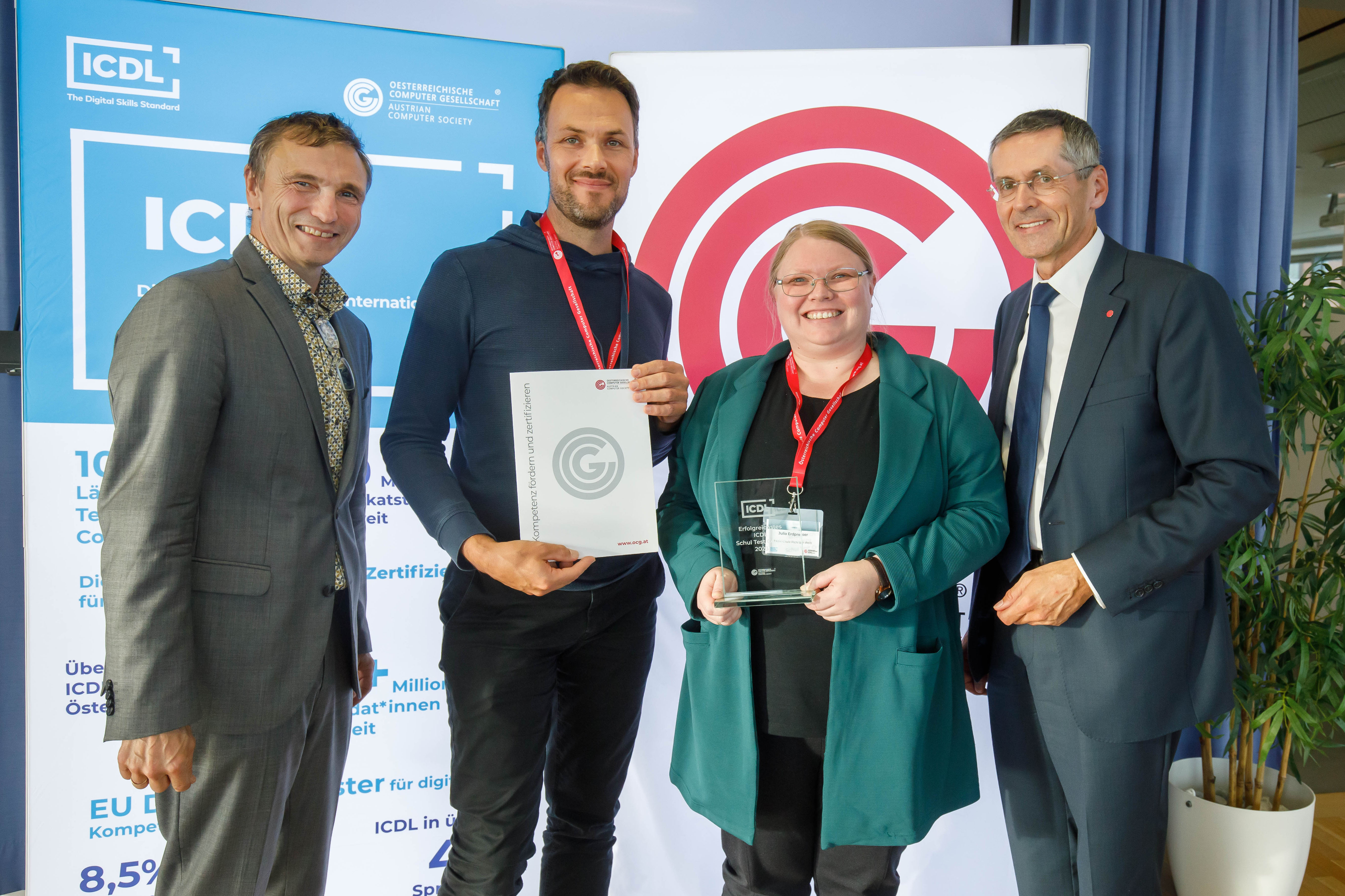 Bernhard Schenk und Julia Erdpresser von der MS Pichl bei Wels mit Roland Bieber (OCG Generalsekretär) und Wilfried Seyruck (OCG Präsident)