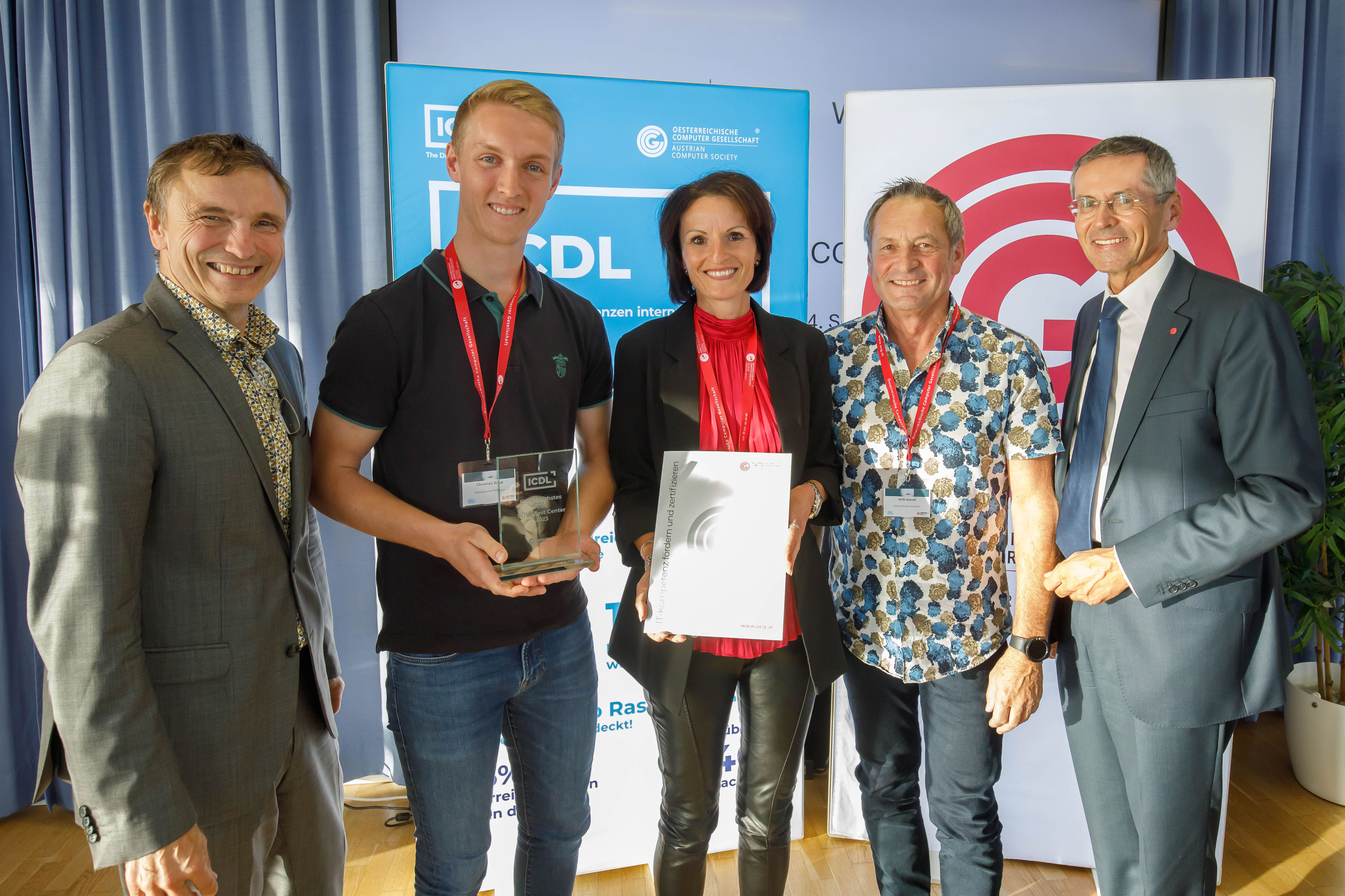 Direktorin Bianca Thaller, Christian Zoidl, Willi Mandl von der Europaschule Peilstein mit Roland Bieber (OCG Generalsekretär) und Wilfried Seyruck (OCG Präsident)